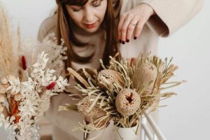 Arranging dried flowers as home decori